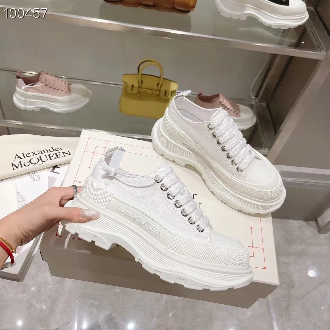 👟👟Ex-factory price 580👟👟 The latest version of Alexander McQueen's men's and women's couple's model is a hot item👑Purchase version original version 1:1 Fabric: Original imported waterproof canvas Lining: Imported water-resistant sheepskin, strong, stain-resistant and breathable. Insole: Imported silk lining Outsole: TPU multi-layer original combination sole (not the ordinary sole on the market) Packaging: Comes with original shoe box, cloth bag, certificate card Code number: 34-45